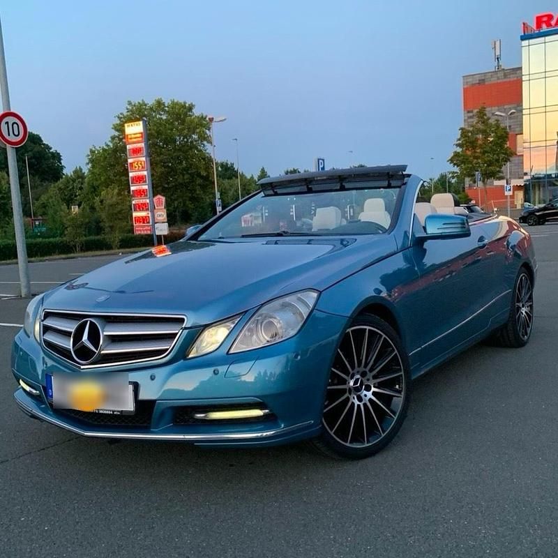 Gebraucht Mercedes E220 170 PS (125 kW) 2011 Blau Cabrio