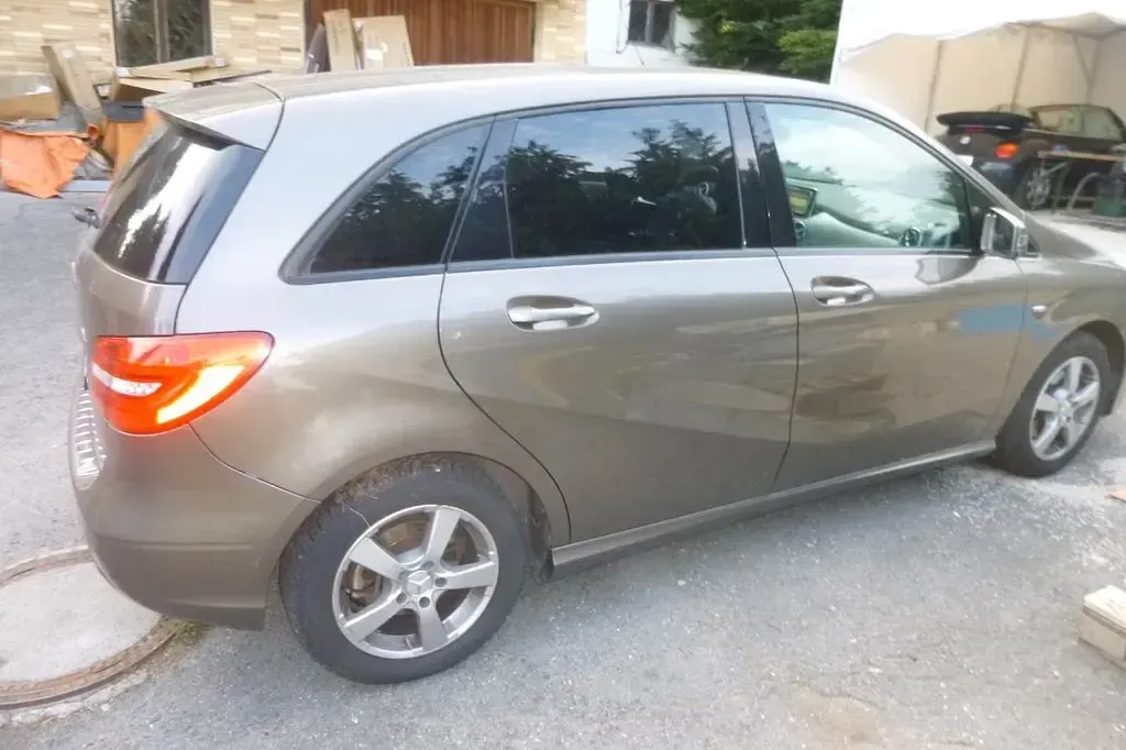 Gebraucht Mercedes B180 109 PS (80 kW) 2012 Braun Kleinwagen