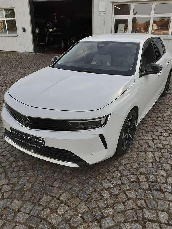 Gebraucht Opel Astra Elegance 131 PS (96 kW) 2023 Jade weiß Limousine