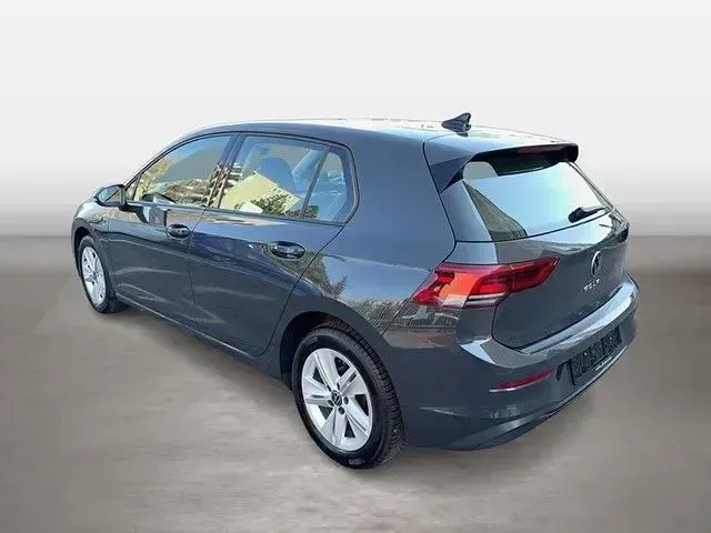Gebraucht VW Golf VIII Life 131 PS (96 kW) 2024 Grau Limousine
