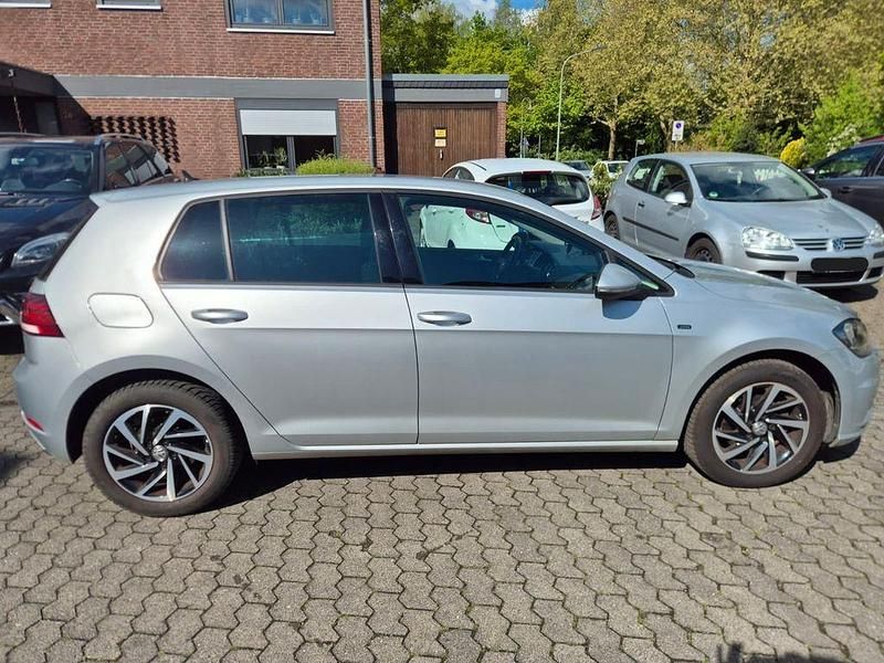 Używany VW Golf VII Join 116 KM (85 kW) 2019 Srebrny Sedan/Limuzyna