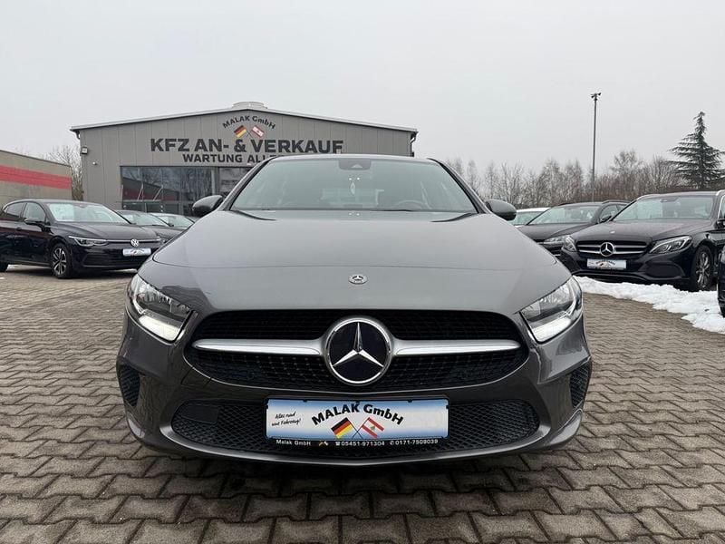 Grau Gebraucht 2020 Mercedes A180 Limousine | 17.999 € (Guter Preis) - Bild 1/4
