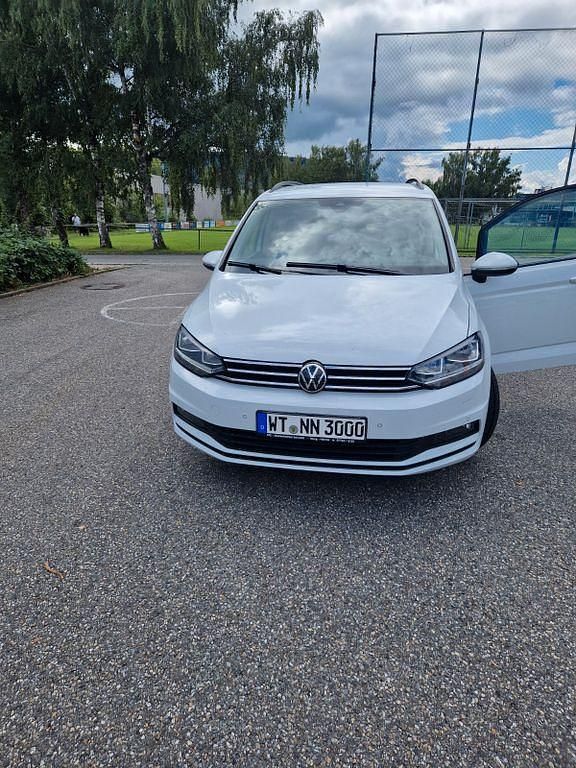 Weiß Gebraucht 2023 VW Touran Move Van / Kleinbus | 22.900 € (Superpreis) - Bild 1/4