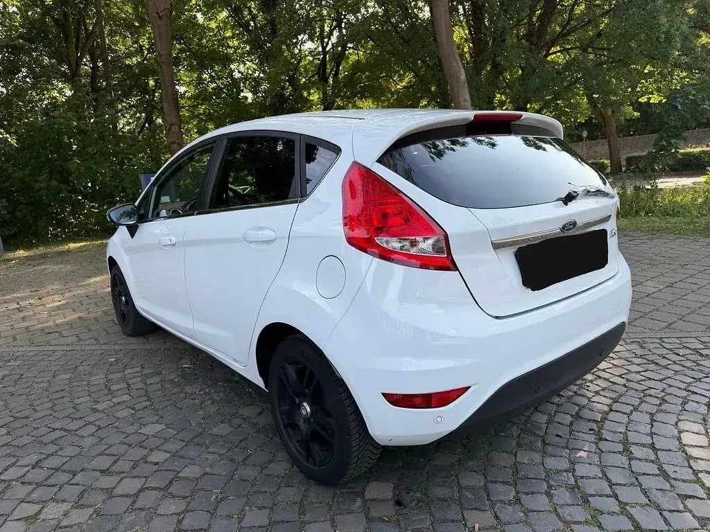 Gebraucht Ford Fiesta Titanium 97 PS (71 kW) 2010 Weiß Limousine