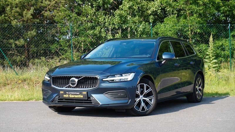 Blau Gebraucht 2022 Volvo V60 Kombi | 26.600 € (Superpreis) - Bild 1/4