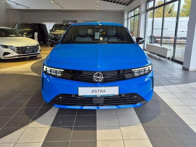 Neu Opel Astra Edition 131 PS (96 kW) 2025 Lackierung watteau grn/typ aus Limousine