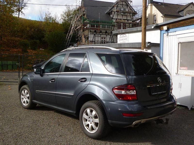 Gebraucht Mercedes ML300 204 PS (150 kW) 2010 Grau SUV
