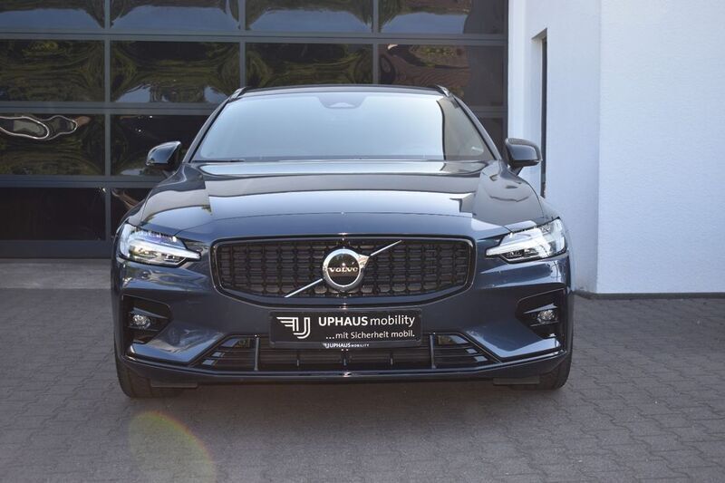 Gebraucht Volvo V60 197 PS (144 kW) 2023 Denim blue / metallic Kombi