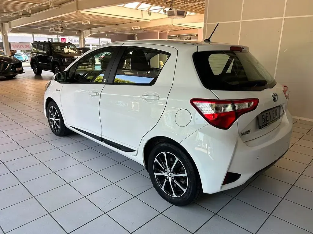 Gebraucht Toyota Yaris Hybrid 75 PS (55 kW) 2018 Weiß Limousine
