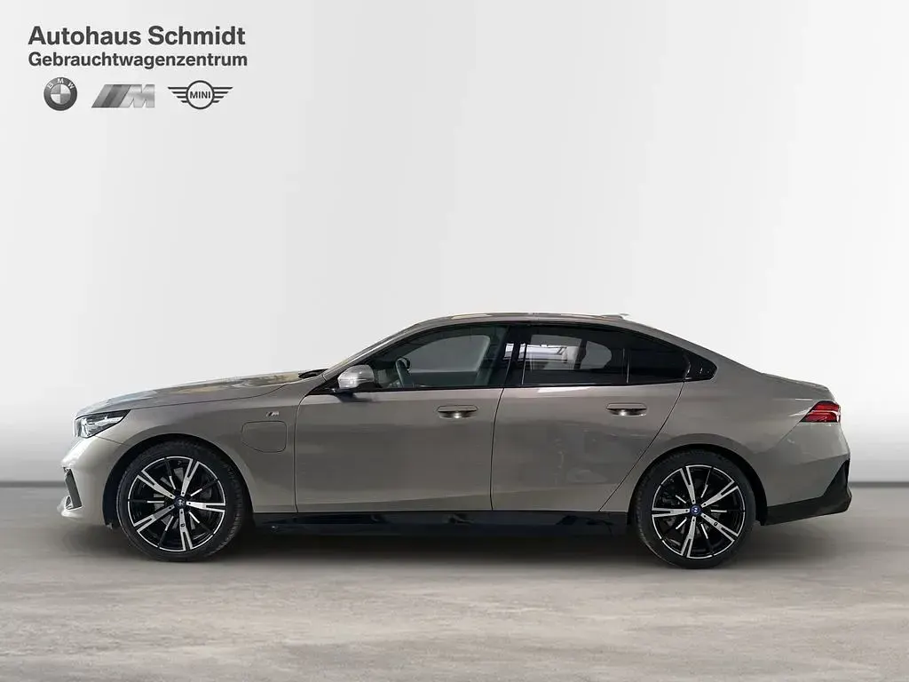 Gebraucht BMW 550e M Sport 313 PS (230 kW) 2025 Oxidgrau Limousine