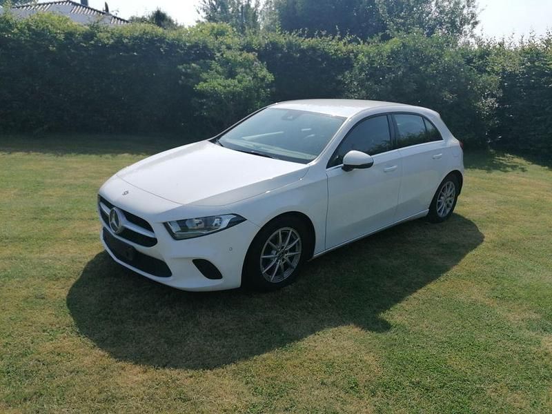 Weiß Gebraucht 2019 Mercedes A180 Limousine | 16.500 € (Fairer Preis) - Bild 1/4