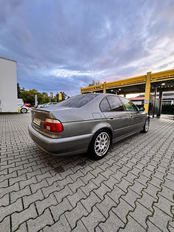 Grau Gebraucht 2002 BMW 520 Limousine | 3.000 € (Fairer Preis) - Bild 1/4