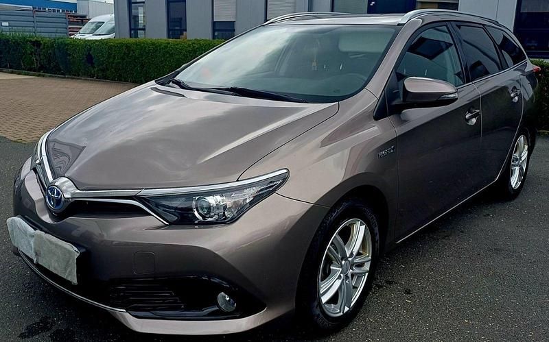 Silber Gebraucht 2016 Toyota Auris Touring Sports Kombi | 13.500 € (Fairer Preis) - Bild 1/4