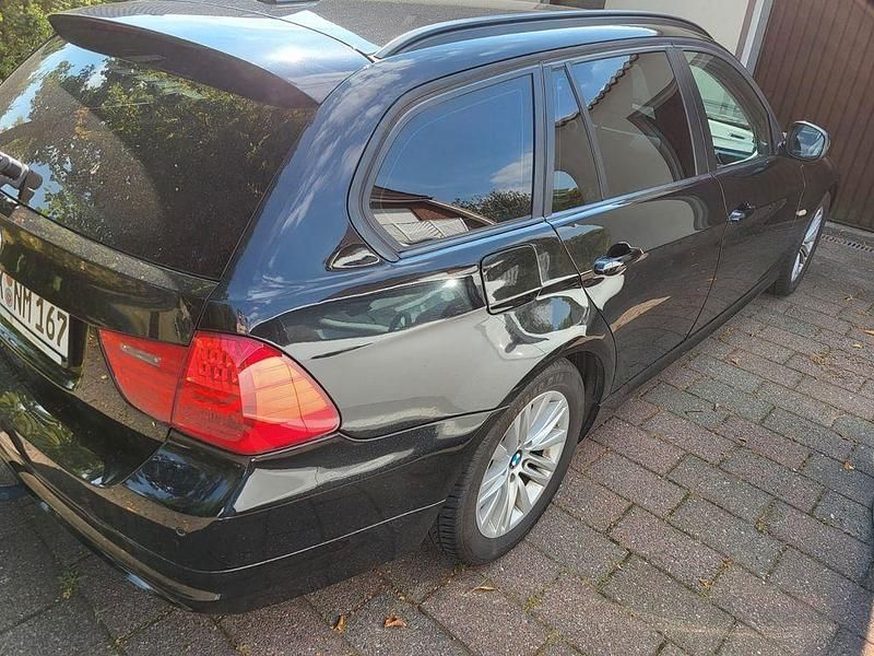 Schwarz Gebraucht 2011 BMW 320 Kombi | 5.000 € (Guter Preis) - Bild 1/4