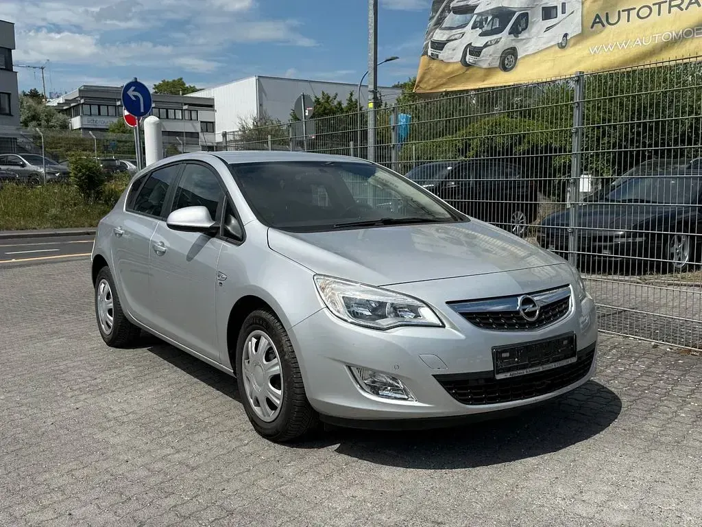 Gebraucht Opel Astra 140 PS (102 kW) 2012 Silber Limousine