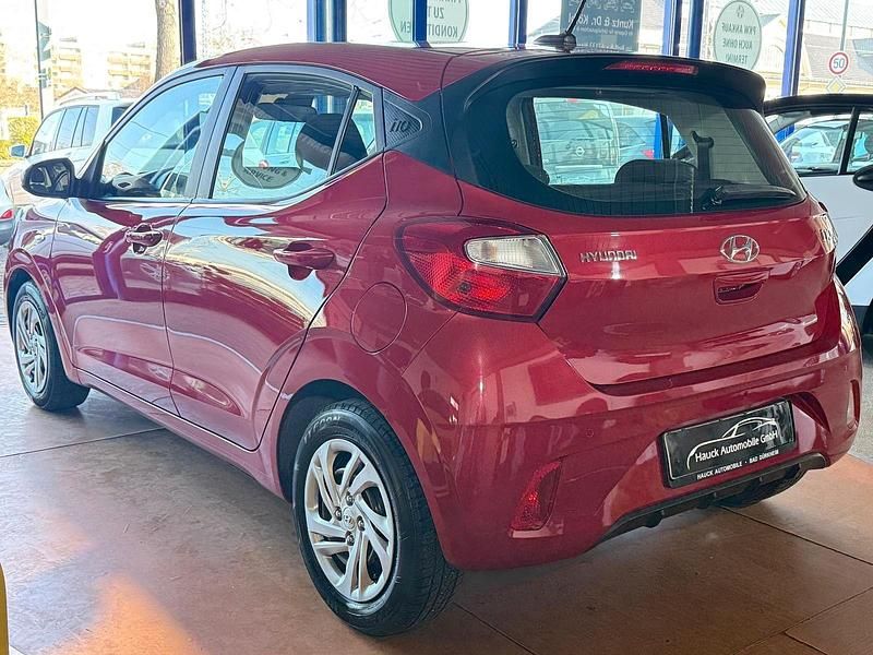 Gebraucht Hyundai i10 Select 67 PS (49 kW) 2023 Rot Kleinwagen
