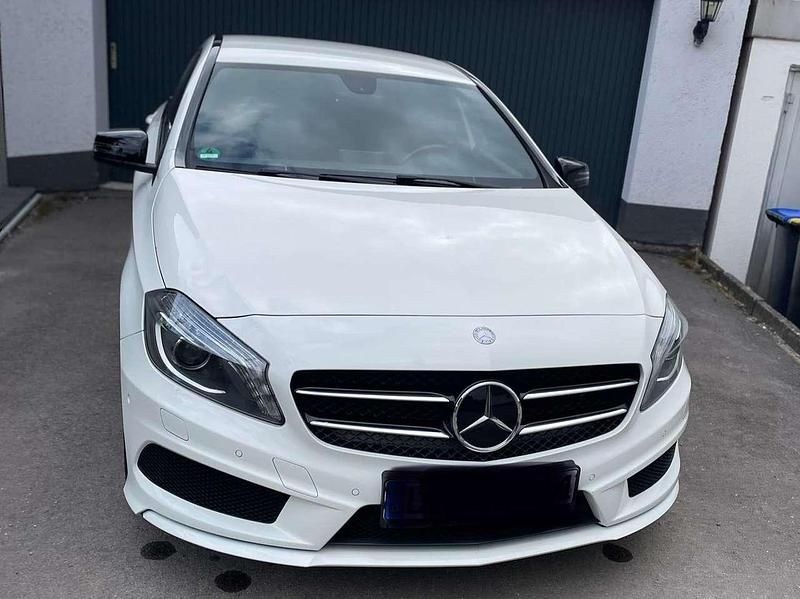 Weiß Gebraucht 2015 Mercedes A180 AMG line Limousine | 12.000 € (Fairer Preis) - Bild 1/4