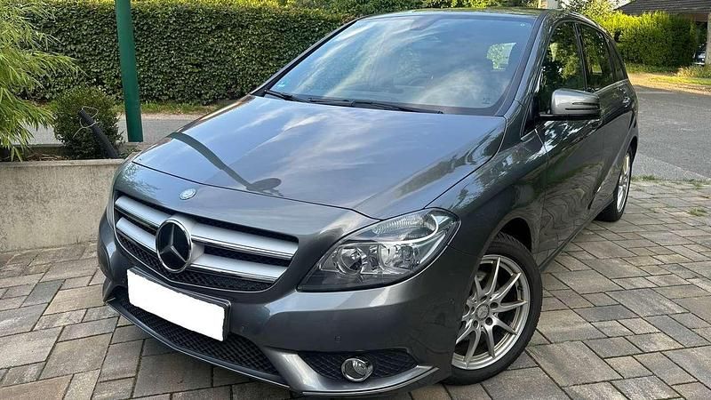 Grau Gebraucht 2013 Mercedes B200 Van / Kleinbus | 13.250 € (Fairer Preis) - Bild 1/4
