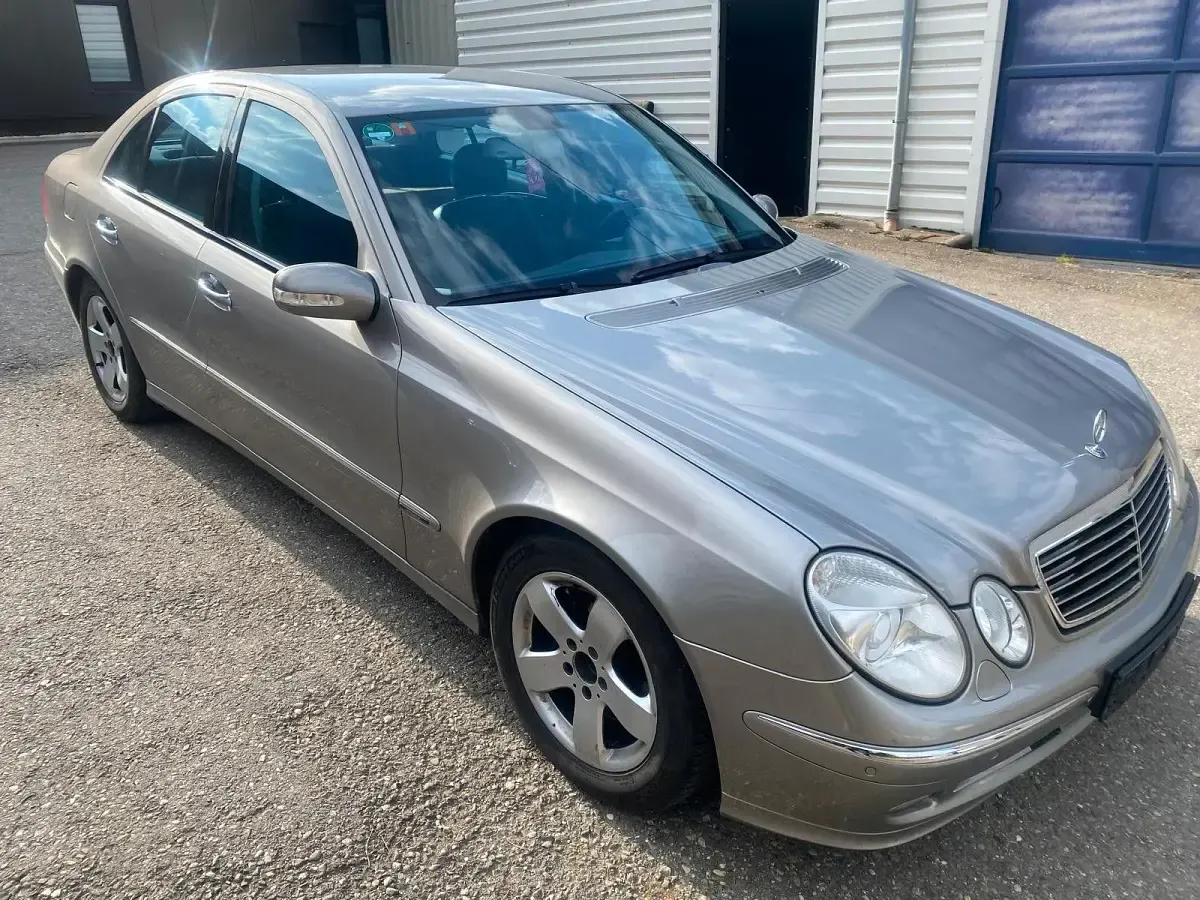 Używany Mercedes E320 Avantgarde 224 KM (164 kW) 2004 Srebrny Sedan/Limuzyna