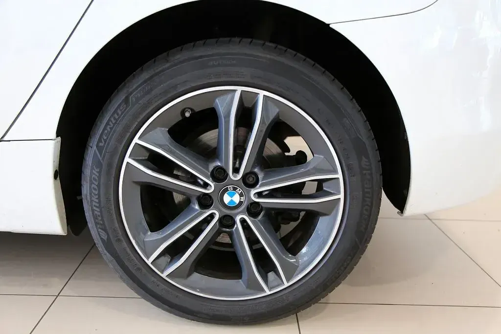 Gebraucht BMW 220 Active Tourer Sport Line 192 PS (141 kW) 2019 Weiß Van / Kleinbus