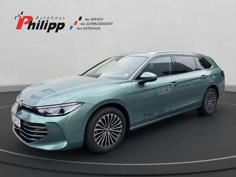 Maripositgrün (metallic) Gebraucht 2024 VW Passat Elegance Kombi | 49.400 € - Bild 1/4