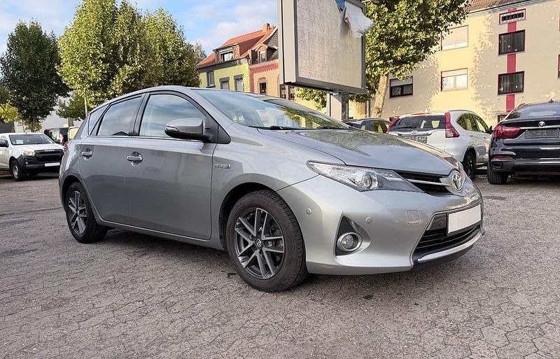 Grau Gebraucht 2014 Toyota Auris Hybrid Edition Limousine | 8.400 € (Fairer Preis) - Bild 1/4