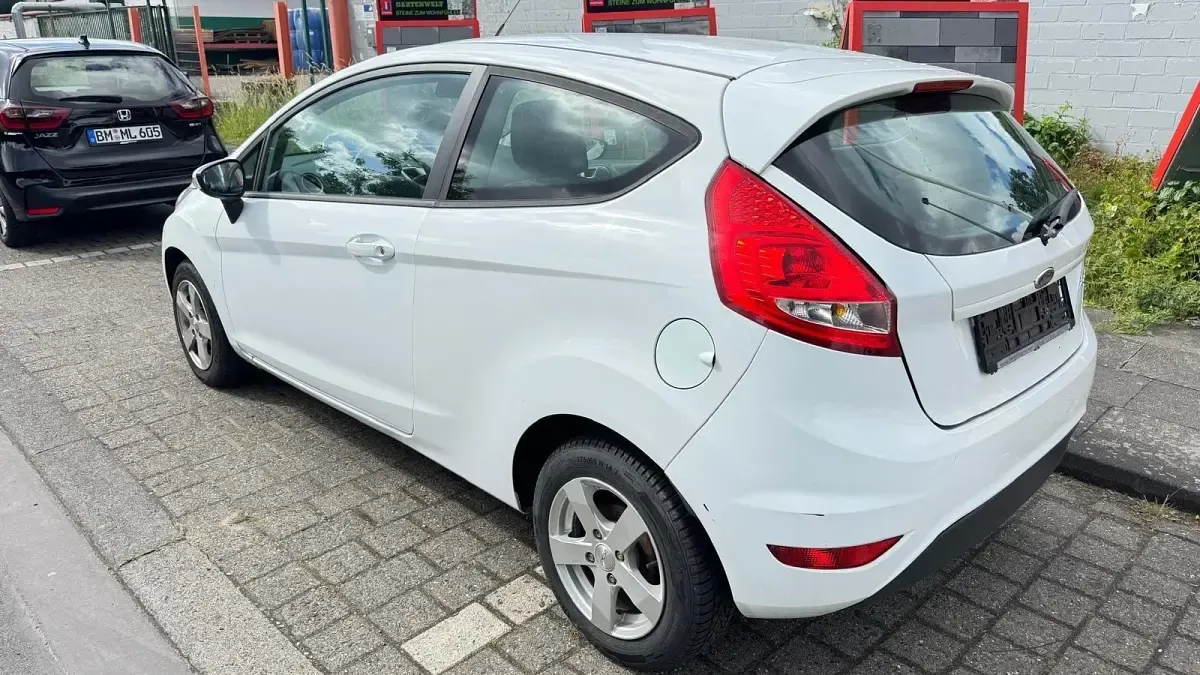 Gebraucht Ford Fiesta 86 PS (63 kW) 2012 Weiß Kleinwagen