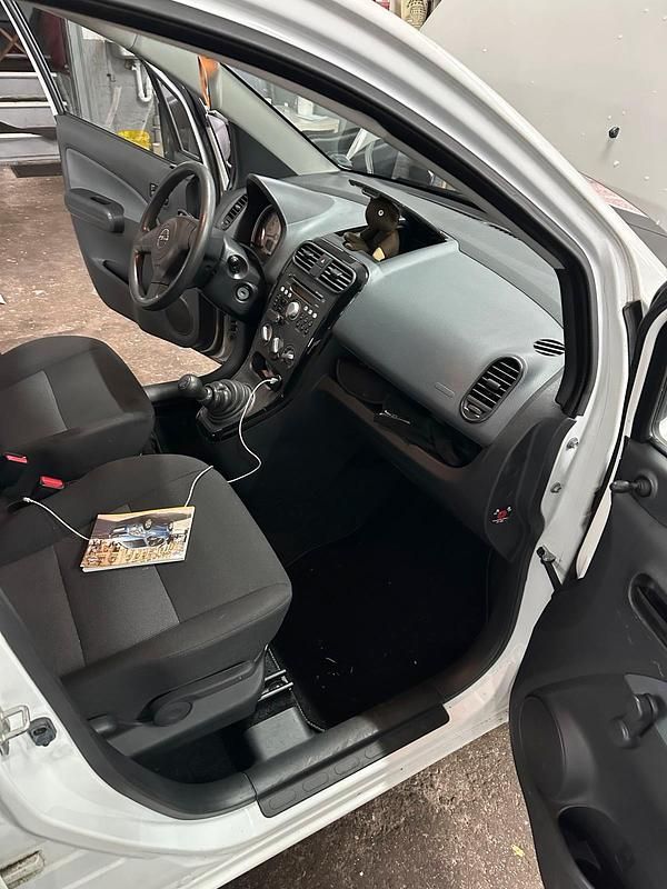 Gebraucht Opel Agila 68 PS (50 kW) 2010 Weiß Kleinwagen