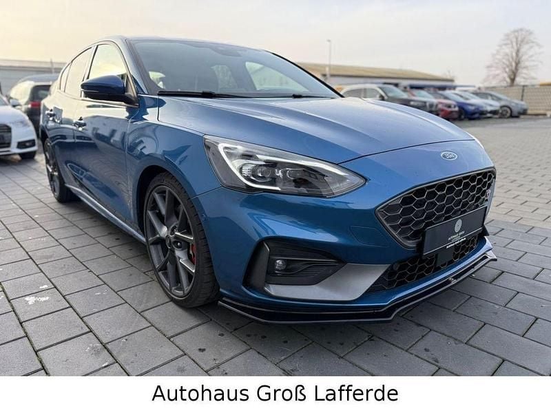 Blau Gebraucht 2020 Ford Focus ST Limousine | 24.290 € (Fairer Preis) - Bild 1/4