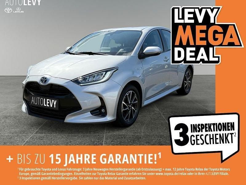 Silver metallic Gebraucht 2020 Toyota Yaris Hybrid Club Kleinwagen | 17.490 € (Fairer Preis) - Bild 1/4
