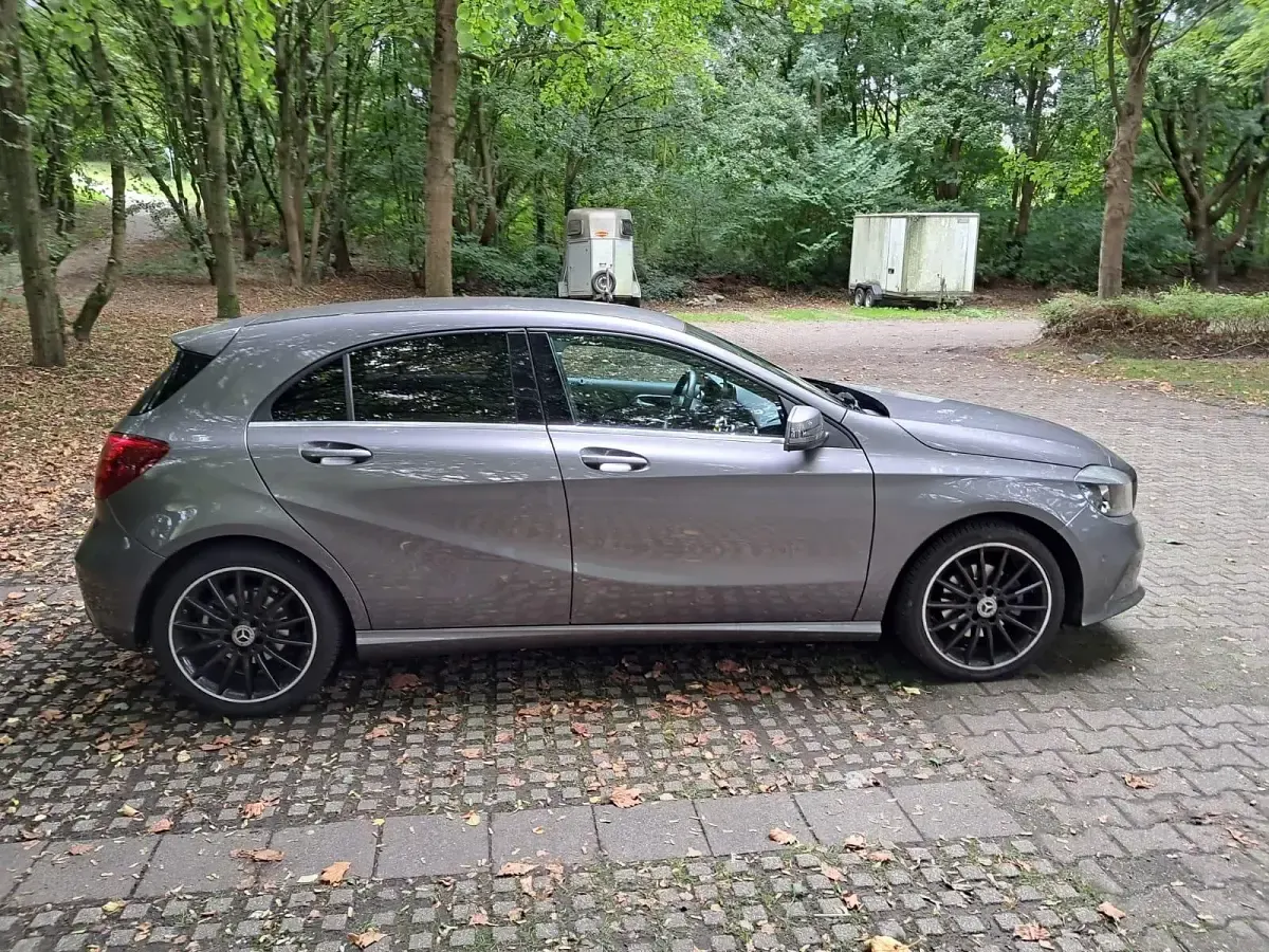 Gebraucht Mercedes A180 122 PS (89 kW) 2017 Silber Kleinwagen