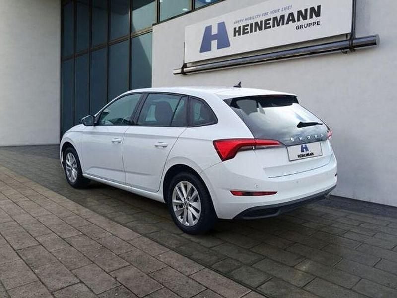 Gebraucht Skoda Scala 110 PS (80 kW) 2024 Moonweiss metallic Kleinwagen