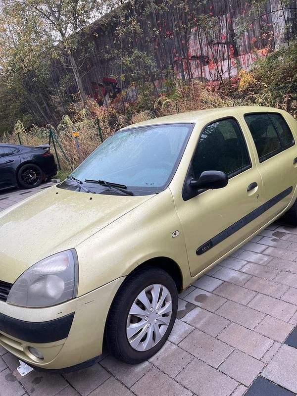 Grün Gebraucht 2004 Renault Clio II Kleinwagen | 1.250 € - Bild 1/4