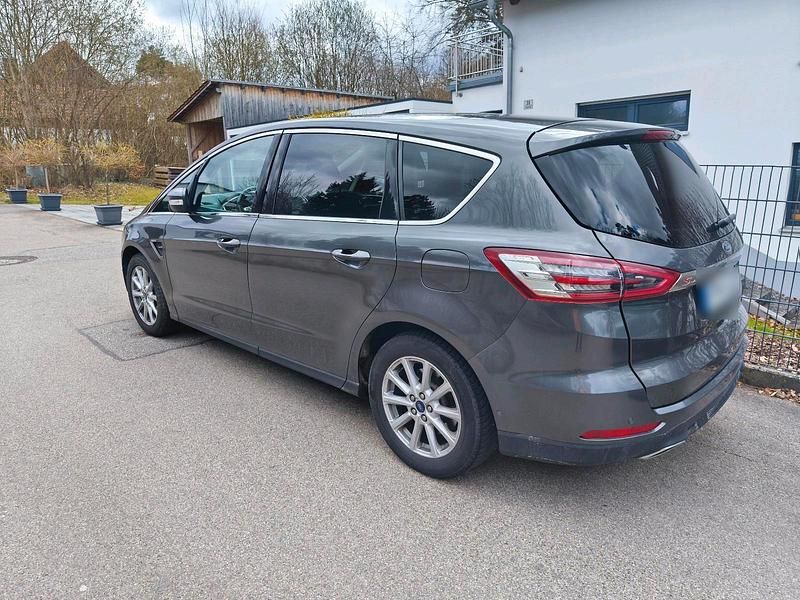 Gebraucht Ford S-MAX Titanium 190 PS (139 kW) 2019 Grau Van / Kleinbus