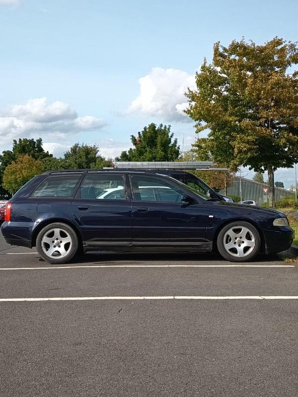 Blau Gebraucht 2000 Audi A4 Kombi | 1.600 € (Etwas zu teuer) - Bild 1/4