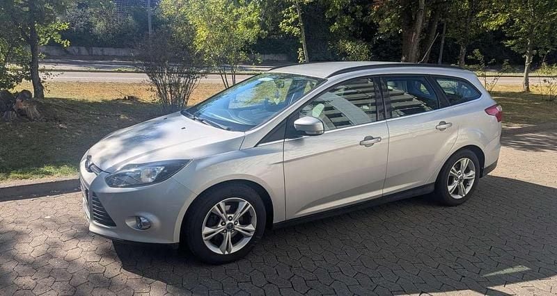 Silber Gebraucht 2013 Ford Focus Kombi | 4.400 € (Guter Preis) - Bild 1/4