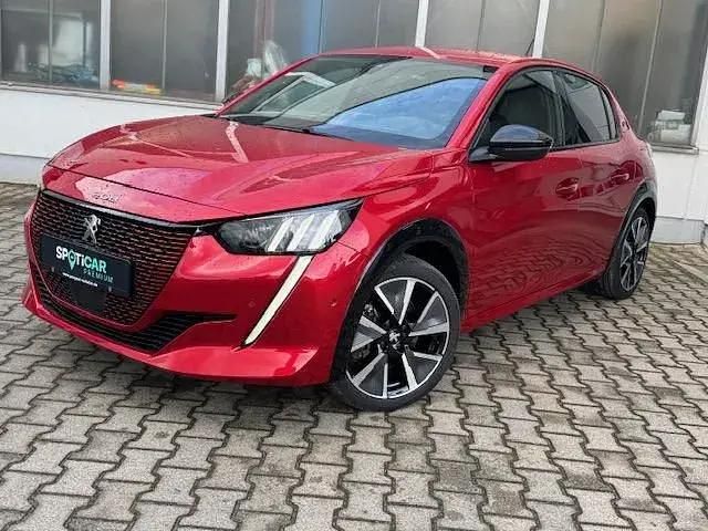 Rot Gebraucht 2021 Peugeot e-208 GT Kleinwagen | 16.980 € (Fairer Preis) - Bild 1/4