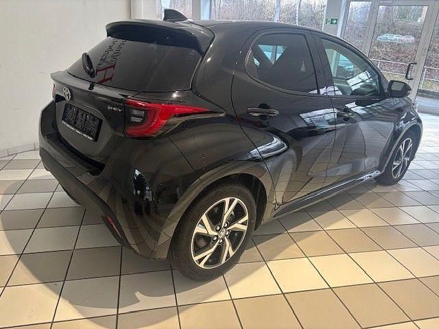 Neu Toyota Yaris Hybrid 116 PS (85 kW) 2026 Schwarz Limousine