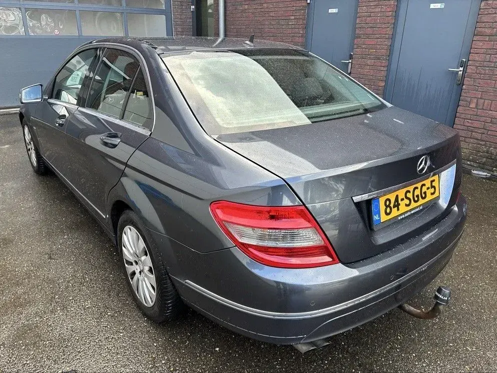 Gebraucht Mercedes C200 136 PS (100 kW) 2010 Grau Limousine