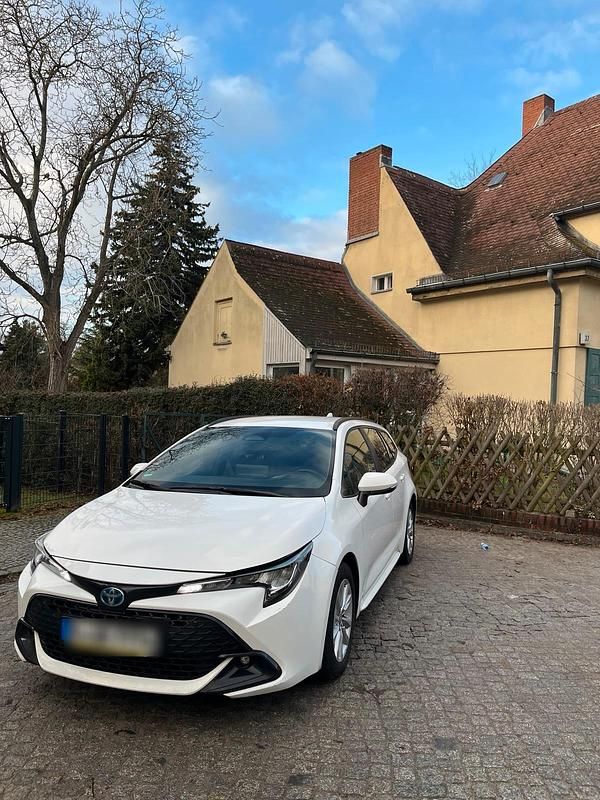 Weiß Gebraucht 2024 Toyota Corolla Kombi | 20.499 € (Guter Preis) - Bild 1/4