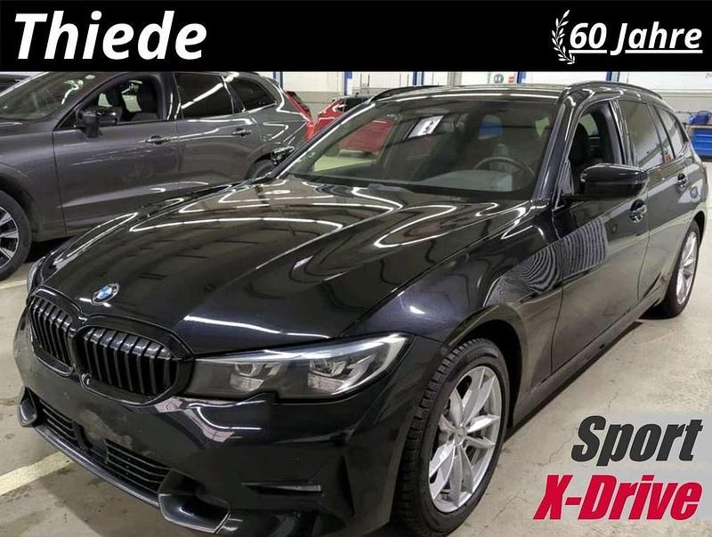 Saphirschwarz metallic Gebraucht 2021 BMW 330 Sport Line Kombi | 30.950 € (Guter Preis) - Bild 1/3
