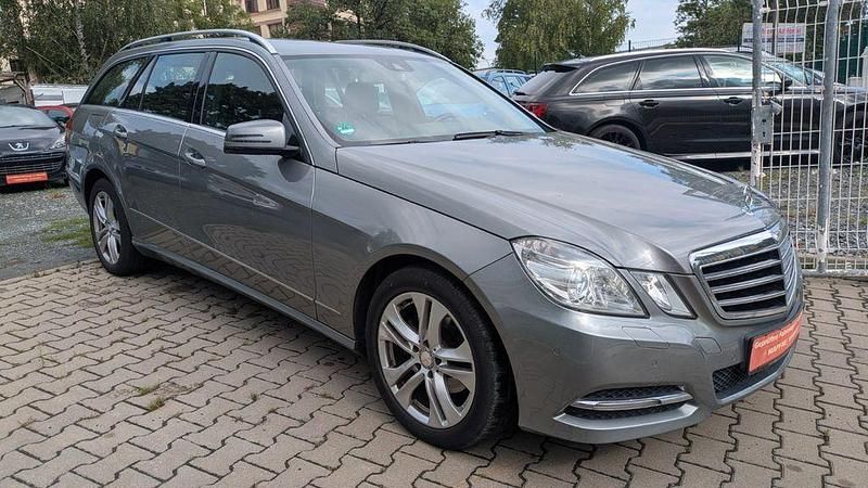 Silber Gebraucht 2012 Mercedes E220 Avantgarde Kombi | 9.490 € (Superpreis) - Bild 1/4