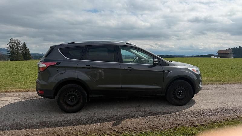 Gebraucht Ford Kuga Titanium 150 PS (110 kW) 2017 Grau SUV