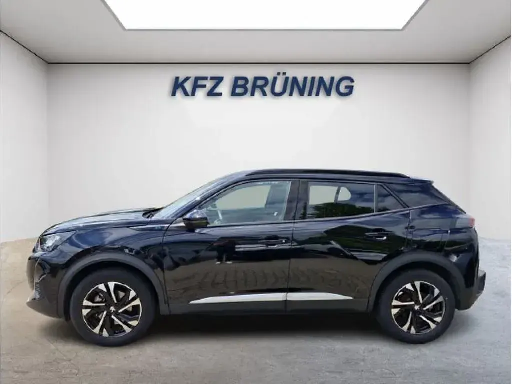 Gebraucht Peugeot e-2008 100 kW (136 PS) 2023 Perla nera schwarz metalli (metallic) SUV