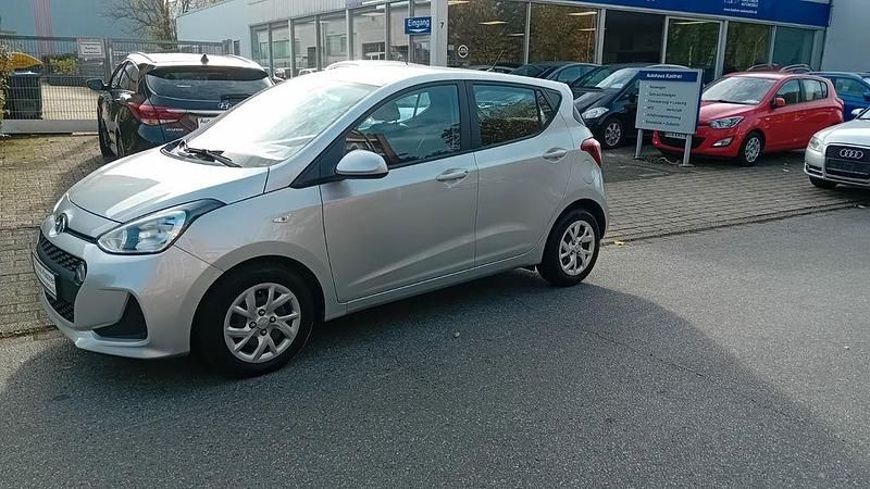 Silber Gebraucht 2017 Hyundai i10 Trend Kleinwagen | 8.950 € (Fairer Preis) - Bild 1/4