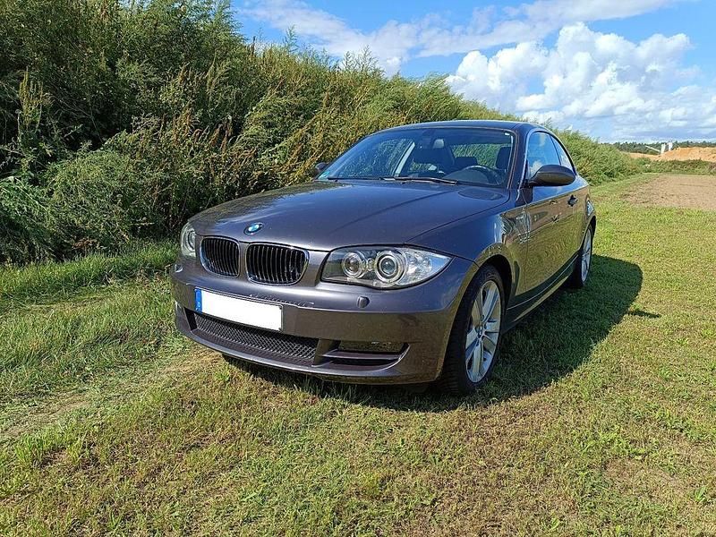 Grau Gebraucht 2008 BMW 123 Sport Line Kleinwagen | 9.500 € (Fairer Preis) - Bild 1/4