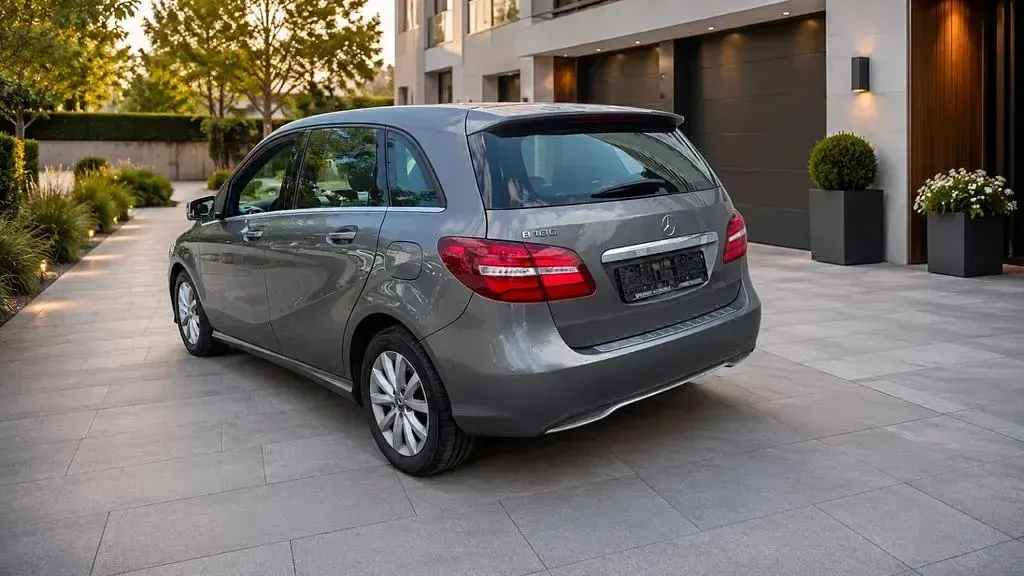 Gebraucht Mercedes B180 122 PS (89 kW) 2018 Grau Kleinwagen