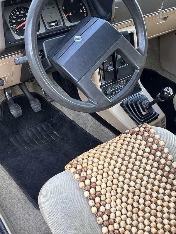 Beige Gebraucht 1983 Renault R9 Limousine | 5.500 € - Bild 1/4