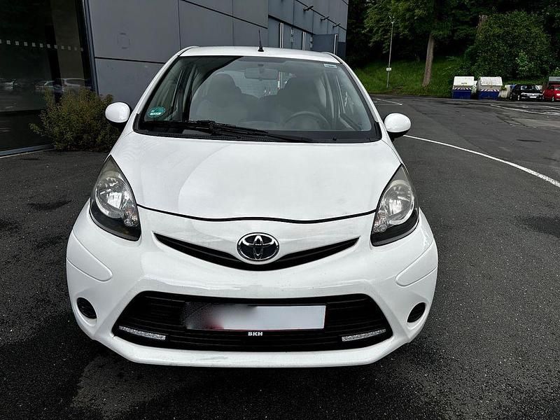 Gebraucht Toyota Aygo Cool 68 PS (50 kW) 2013 Weiß Kleinwagen