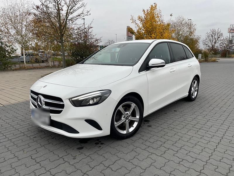 Weiß Gebraucht 2019 Mercedes 180 Limousine | 17.900 € - Bild 1/1